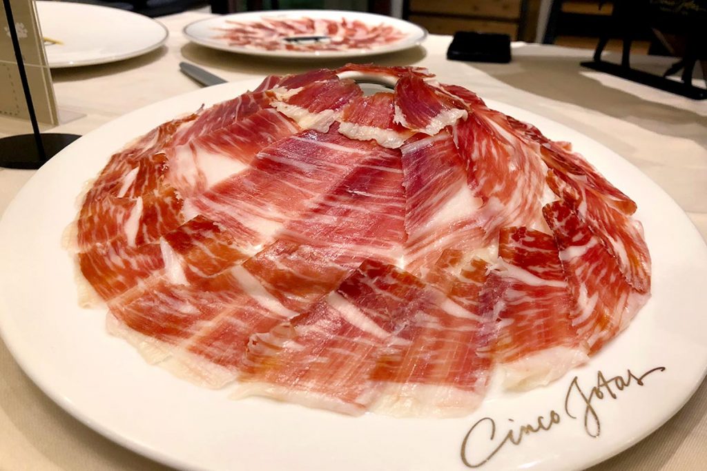 Mercado 505 is a deli, grocer, restaurant, and bar in Shanghai that serves a mainly Spanish menu and premium foods. (Photo by Rachel Gouk)