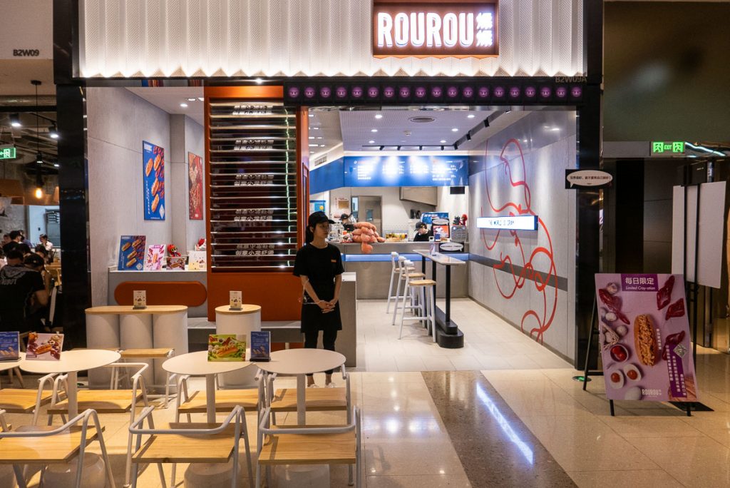 ROUROU, a fast food shop in Xintiandi serving crayfish rolls. Photo by Rachel Gouk.