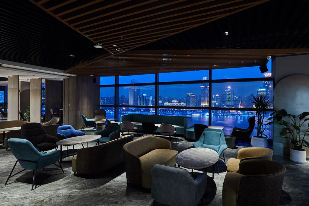 Eat n Work is a multi-purpose space by MUSE Group, including shared offices, restaurant, bar, and cafe in Lujiazui's Super Brand Mall.