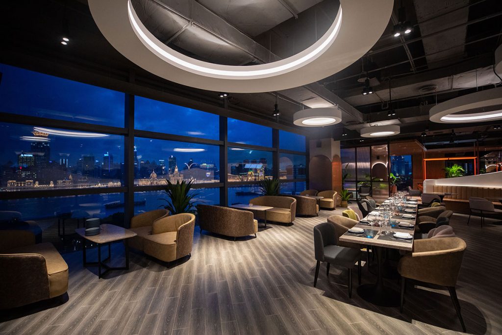 Eat n Work is a multi-purpose space by MUSE Group, including shared offices, restaurant, bar, and cafe in Lujiazui's Super Brand Mall.