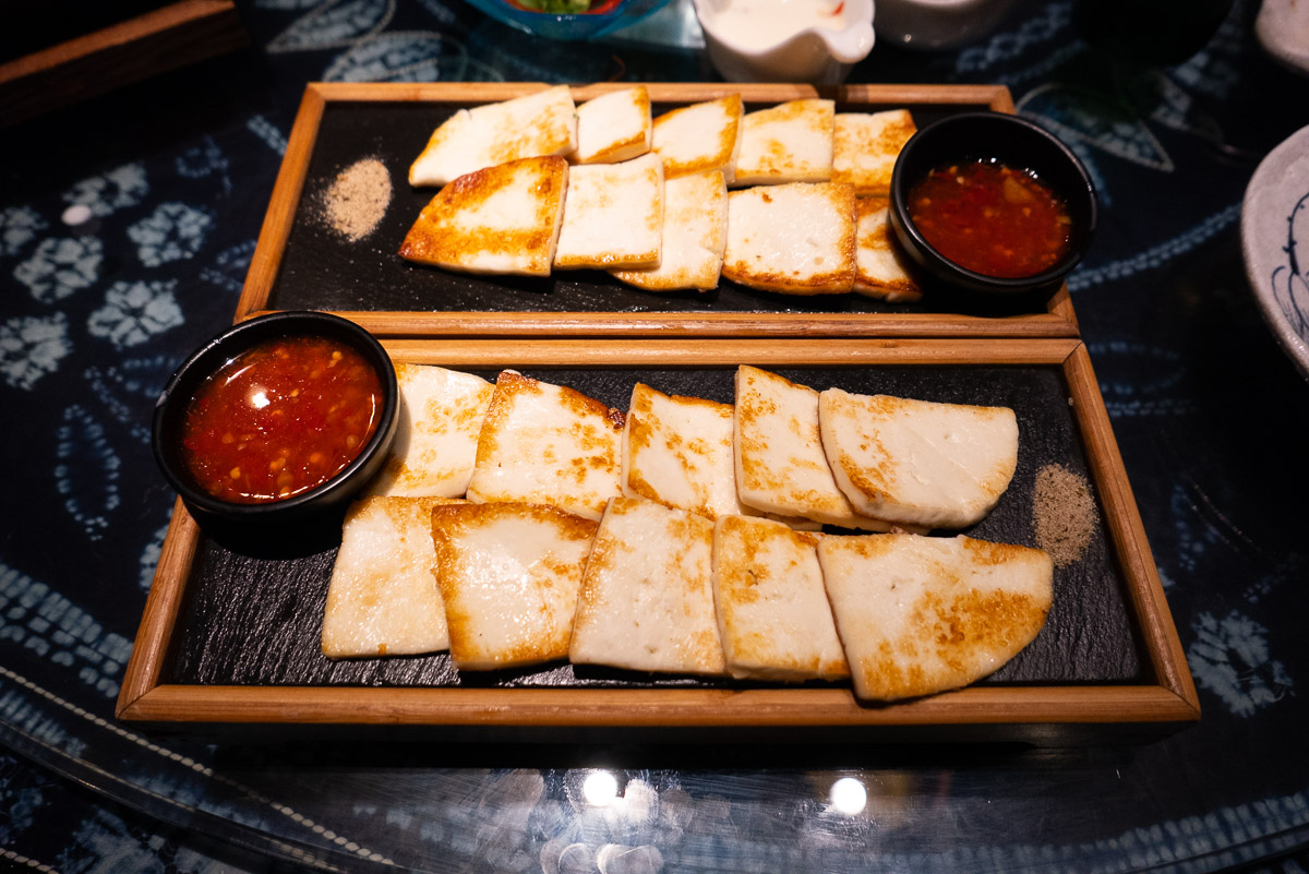 Lotus Eatery is a Yunnan restaurant in Shanghai that does delicious food at honest prices. It is extremely popular, favored by both locals and expats.