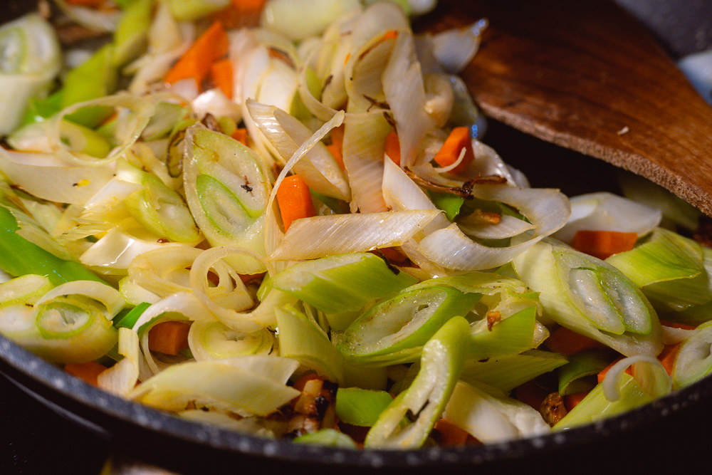 Easy recipes: Quarantine cooking with chicken breast. Soy-braised chicken with leeks. Photos by Rachel Gouk @ Nomfluence.