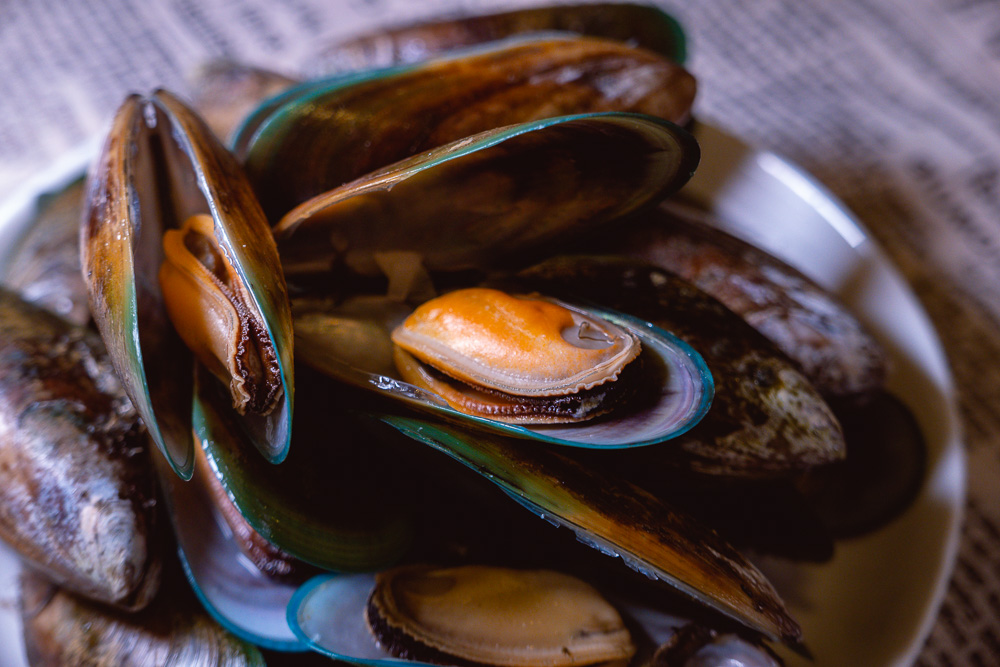 How to cook mussels. Photo & Recipe by Rachel Gouk @ Nomfluence