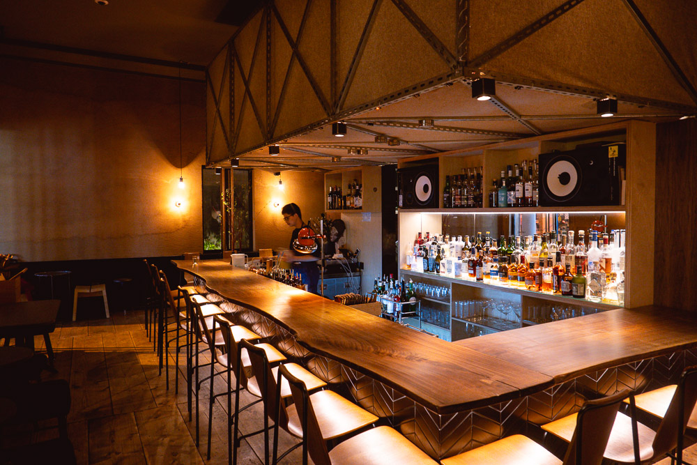 Bars in Shanghai: Cocktails at Dead Poet in Jing'an. Photo by Rachel Gouk @ Nomfluence.