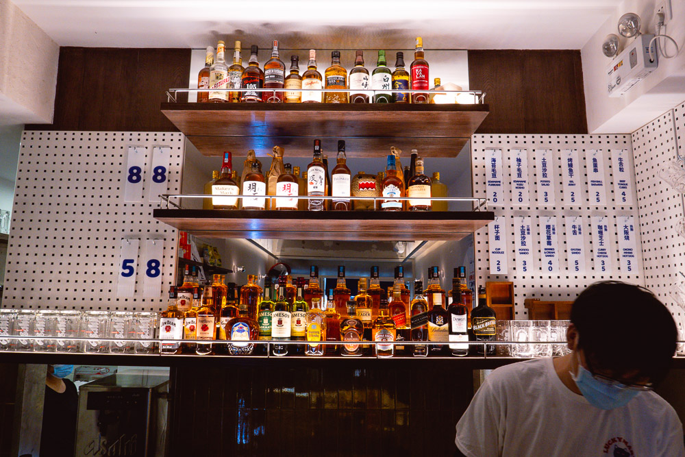 Bars in Shanghai: Cheap highballs at dive bar Lucky Mart. Photo by Rachel Gouk @ Nomfluence.