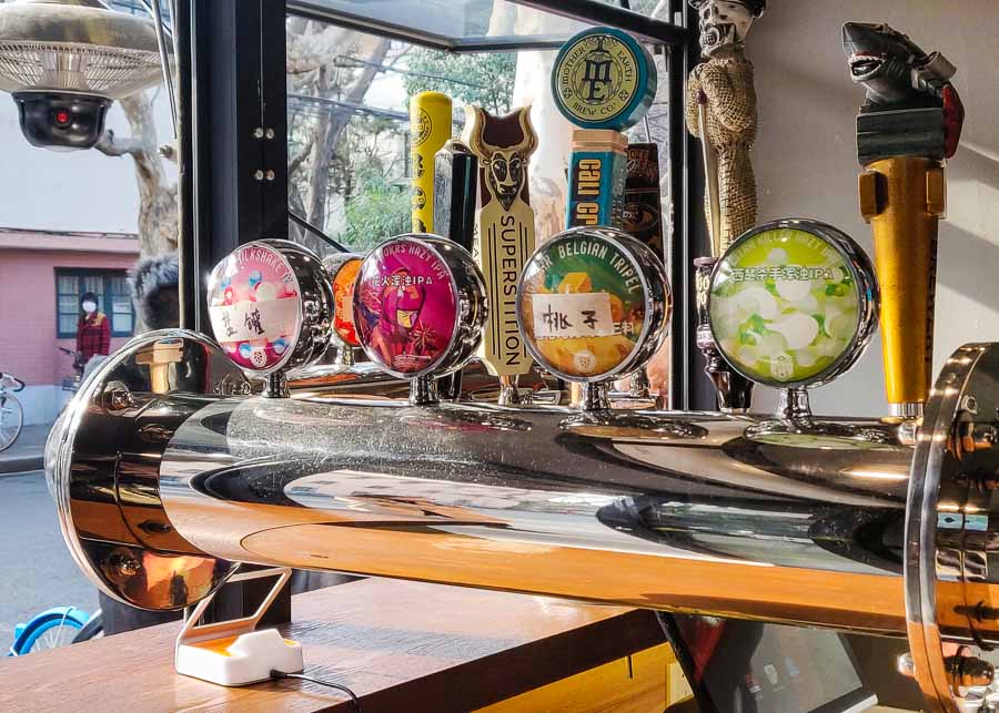 8 Pints is an Anhui brewery's streetside craft beer bar with cheap tap beer in Shanghai.