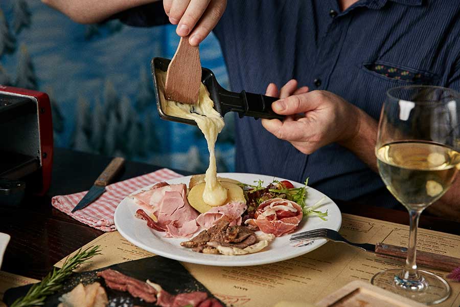 Where to eat raclette and fondue in Shanghai. Restaurants serving the cheesy stuff. @ Nomfluence