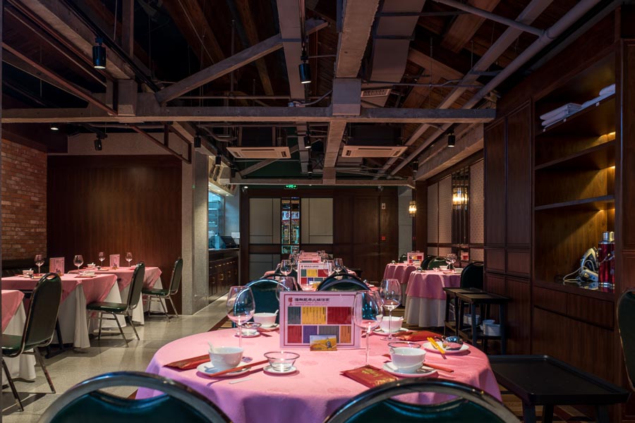Loushang 楼上火锅 is a Cantonese-style hotpot restaurant in Shanghai that also specializes in live seafood.