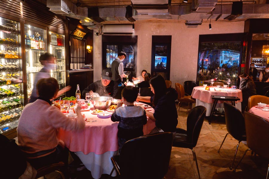 Loushang 楼上火锅 is a Cantonese-style hotpot restaurant in Shanghai that also specializes in live seafood. Photo by Rachel Gouk @ Nomfluence
