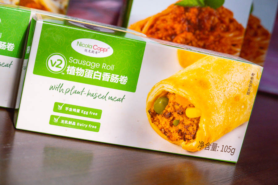 Ready to eat meals. v2, vegan plant-based meat alternative brand from Australia arrives in China. Photo by Rachel Gouk @ Nomfluence.