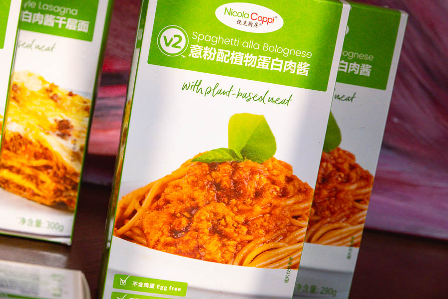 Ready to eat meals. v2, vegan plant-based meat alternative brand from Australia arrives in China. Photo by Rachel Gouk @ Nomfluence.