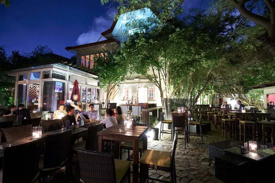 Cotton's restaurant and bar in Shanghai. Terrace happy hours in Shanghai. @ Nomfluence