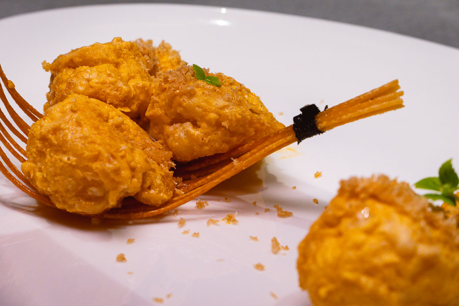 Maison Gingko (文杏馆·臻) is a traditional Cantonese restaurant in Gubei, Shanghai. Expect showy dishes like Jinhua Yushu chicken for dinner. Photo by Rachel Gouk @ Nomfluence