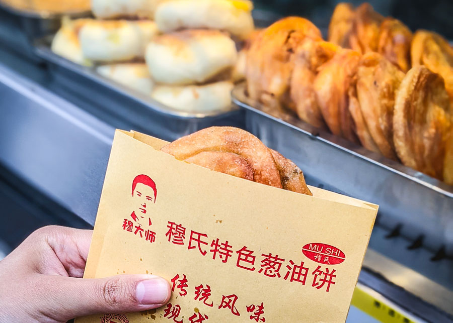 Street food: The Best Scallion Pancakes (Cong You Bing 葱油饼) in Shanghai. Photo by Rachel Gouk @ Nomfluence.