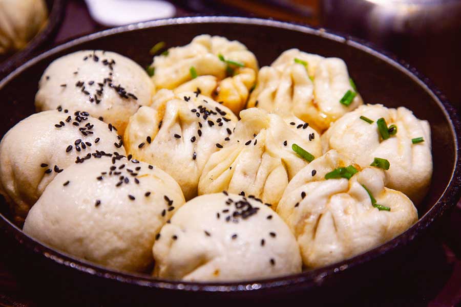 The best Chinese snack foods in Shanghai: Where to eat Guotie and Shengjian Bao. Photo by Rachel Gouk @ Nomfluence.