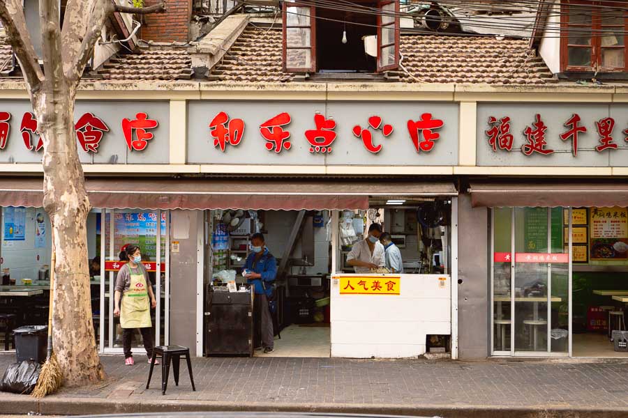 The best Chinese snack foods in Shanghai: Where to eat Guotie aka potstickers. Photo by Rachel Gouk @ Nomfluence.