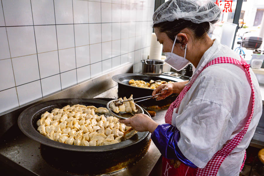 The best Chinese snack foods in Shanghai: Where to eat Guotie aka potstickers. Photo by Rachel Gouk @ Nomfluence.