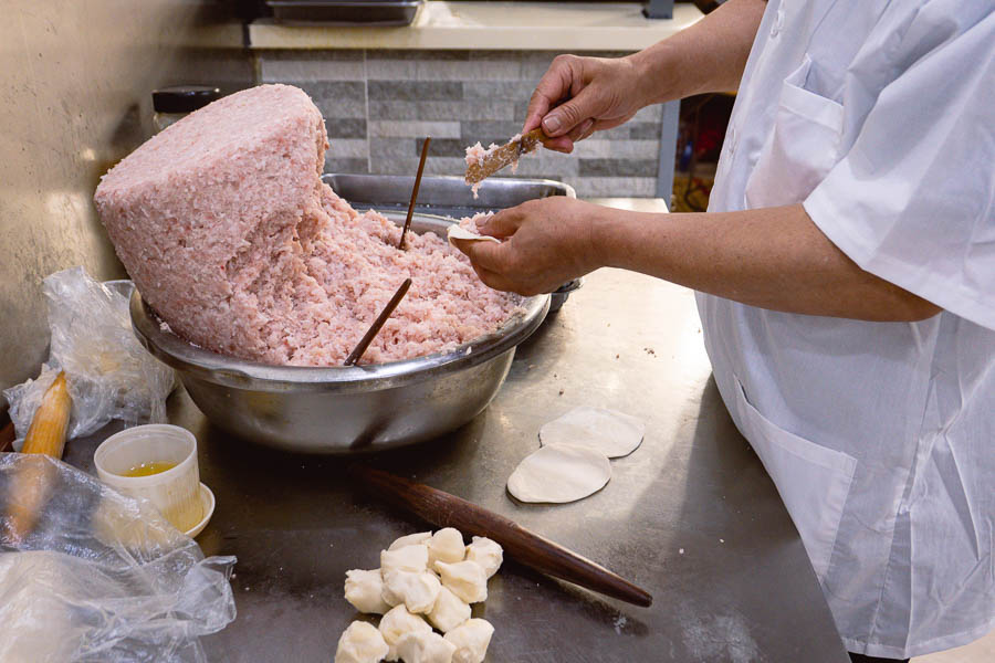 The best Chinese snack foods in Shanghai: Where to eat Guotie and Shengjian Bao. Photo by Rachel Gouk @ Nomfluence.