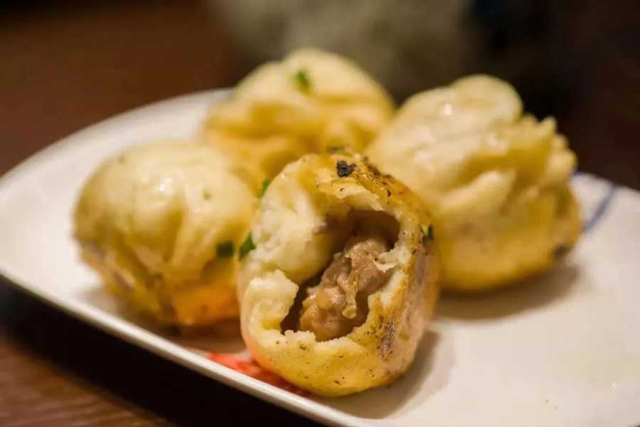 The best Chinese snack foods in Shanghai: Where to eat Shengjian Bao. Photo by Rachel Gouk @ Nomfluence.