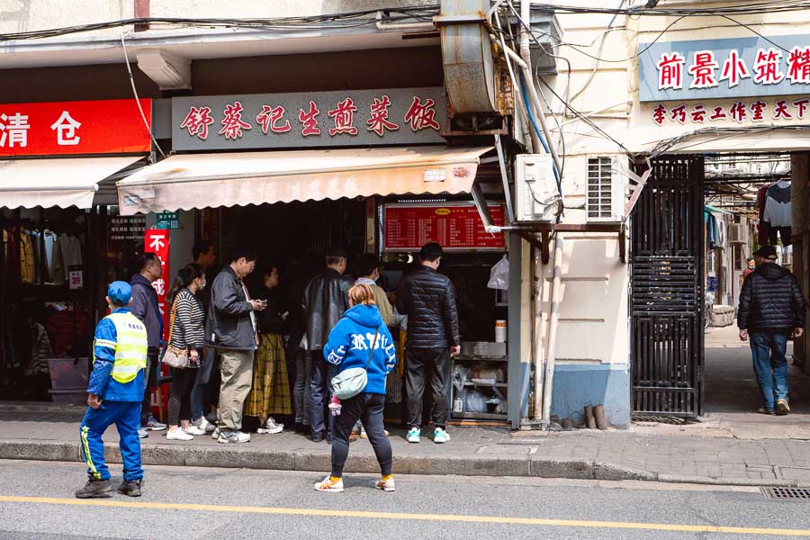 The best Chinese snack foods in Shanghai: Where to eat Guotie aka potstickers. Photo by Rachel Gouk @ Nomfluence.