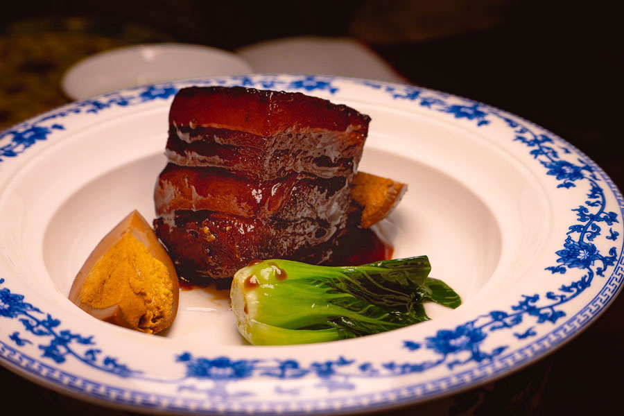Ren He Guan (人和馆) is an excellent Shanghainese restaurant in Shanghai. A Michelin one-star with an average check of ¥250 per person.