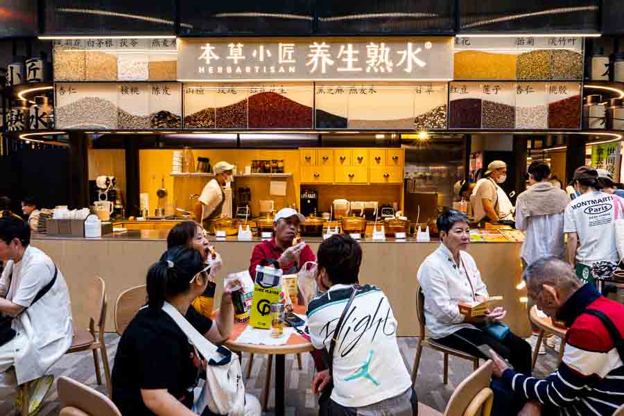 Foodie Social at Hong Shou Fang (鸿寿坊), a dining destination and commercial hub that boasts more than 60 restaurants, bars, and cafes, located in Putuo district, Shanghai. Photo by Rachel Gouk @ Nomfluence