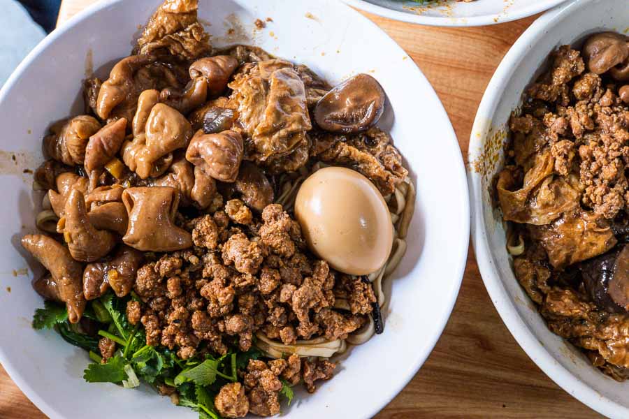 Braised pork and intestine noodles at San Lin Tang 三林塘, a Shanghai noodle and dumpling shop in Huangpu. Photo by Rachel Gouk @ Nomfluence.
