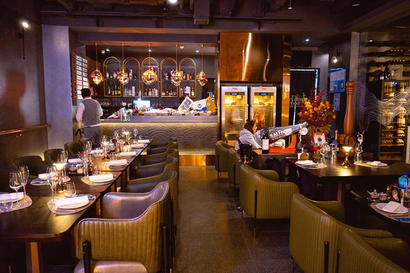 The Plump Oyster is a western seafood restaurant that specializes in oysters.